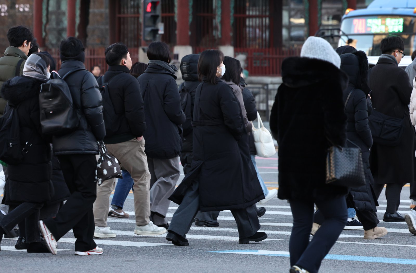 지난 4일 오전 서울 광화문네거리 일대에서 시민들이 추위 속 출근길 발걸음을 옮기고 있다. 2025.12.4 뉴스1