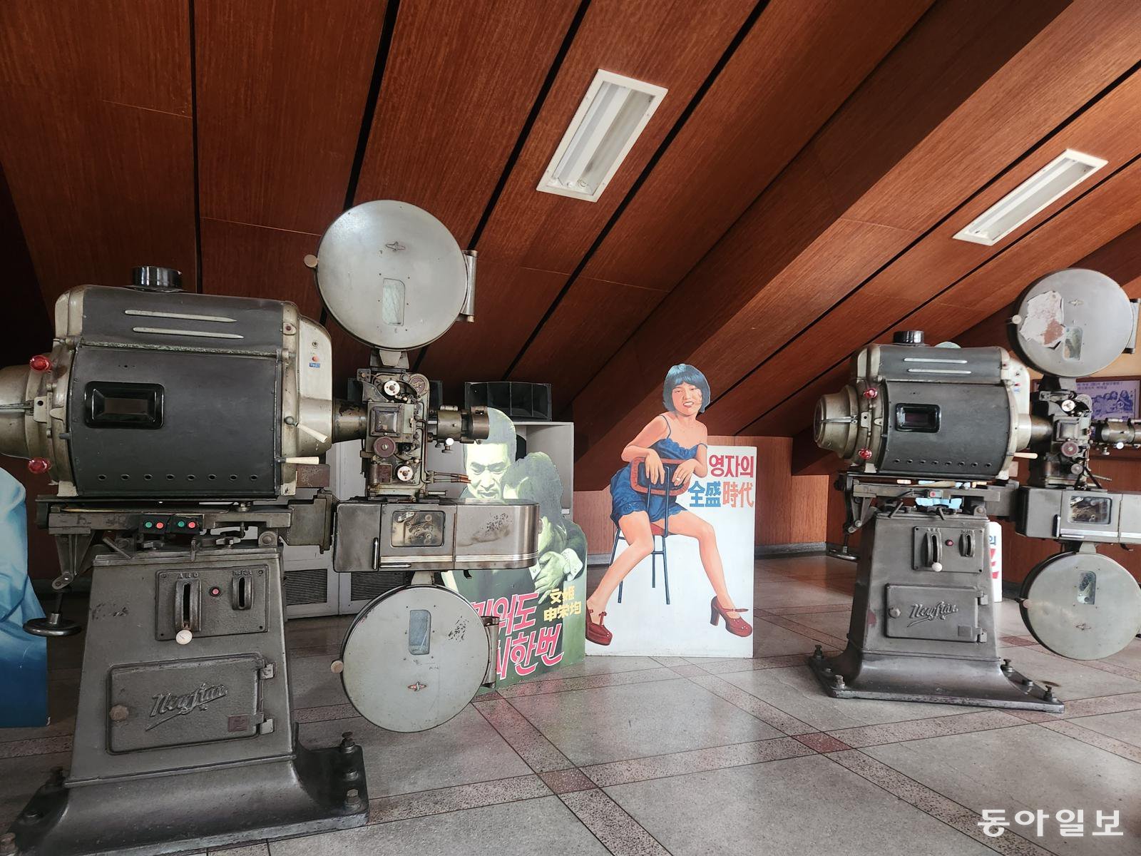 국내에서 가장 오래된 단관극장인 광주극장 3층에는 사용하지 않는 낡은 영사기 두 대가 전시돼 있어 극장의 오랜 역사를 보여준다. 이형주 기자 peneye09@donga.com