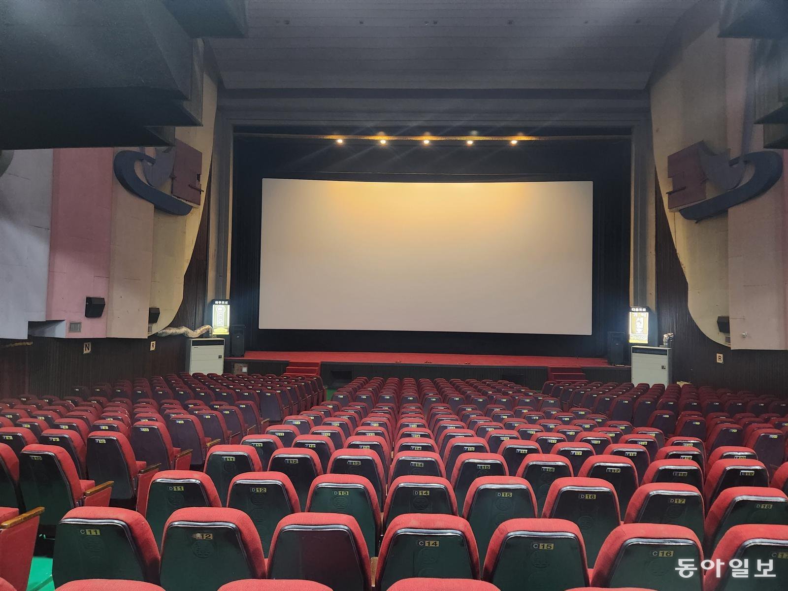 광주 동구는 6월 고향사랑기부금으로 광주극장 스크린(사진)과 영사기를 교체했다. 새 장비는 한층 선명한 화면을 제공해 관람 환경을 크게 개선했다. 이형주 기자 peneye09@donga.com