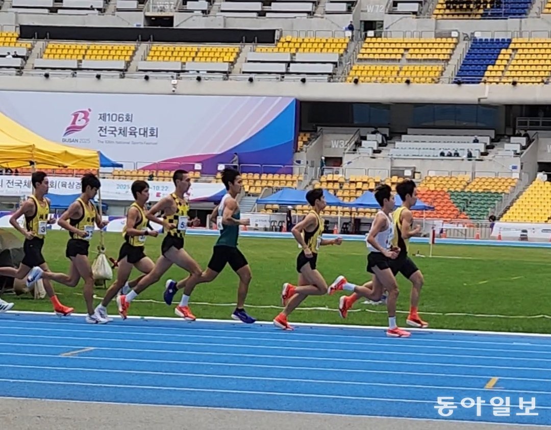 제106회 전국체육대회 하프마라톤 결승에 참가한 남자 대학교부 선수들이 10월 21일 부산아시아드 주경기장에서 출발하고 있다. 김화영 기자 run@donga.com