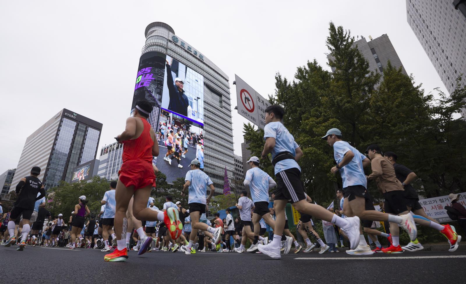 서울 도심을 통과하는 마라톤 대회인 ‘2025년 서울레이스’에 참가한 러너들이 10월 12일 오전 서울 종로구 세종대로를 통과하고 있다. 서울=뉴시스