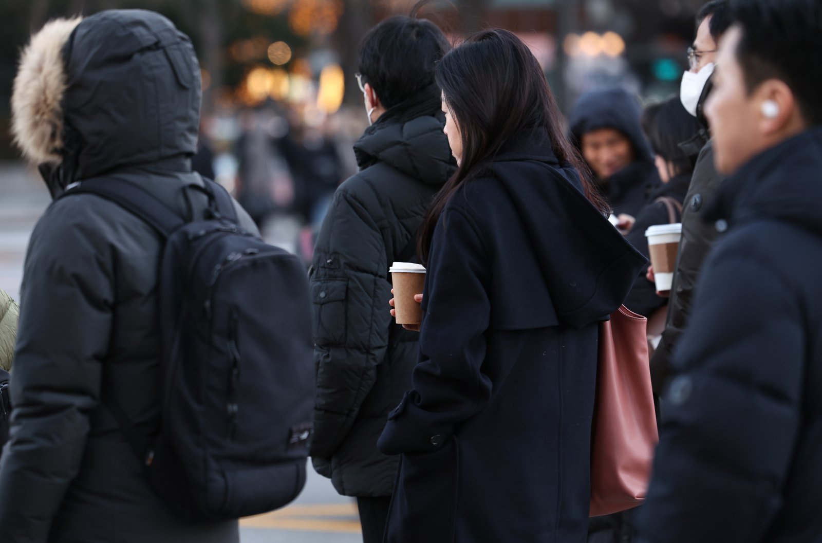 지난 4일 오전 서울 광화문네거리 일대에서 시민들이 추위 속 출근길 발걸음을 옮기고 있다. 2025.12.4 뉴스1