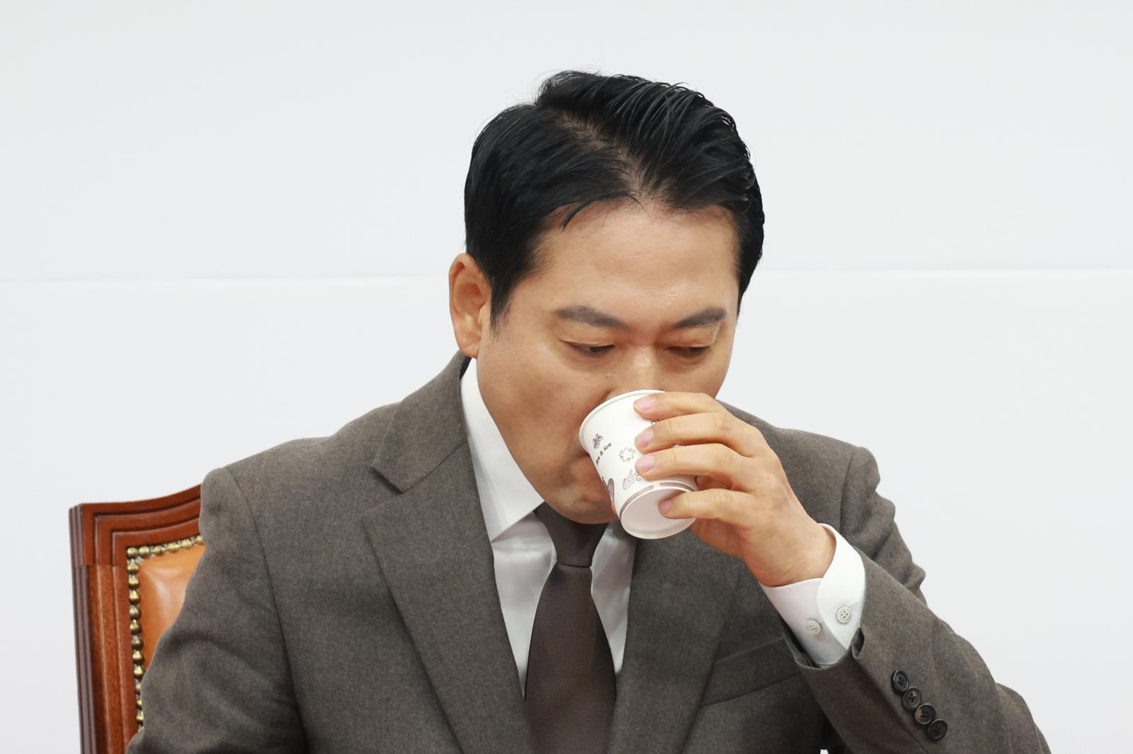 장동혁 국민의힘 대표가 4일 서울 여의도 국회에서 열린 제18차 전국위원회에서 물을 마시고 있다. 2025.12.04. 뉴시스