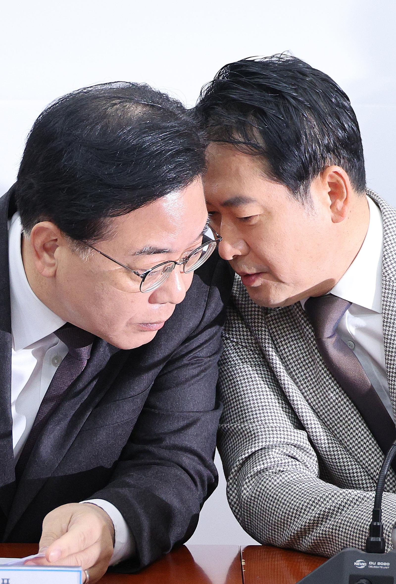 장동혁 국민의힘 대표와 송언석 원내대표가 8일 서울 여의도 국회에서 열린 최고위원회의에서 대화하고 있다. 2025.12.8/뉴스1