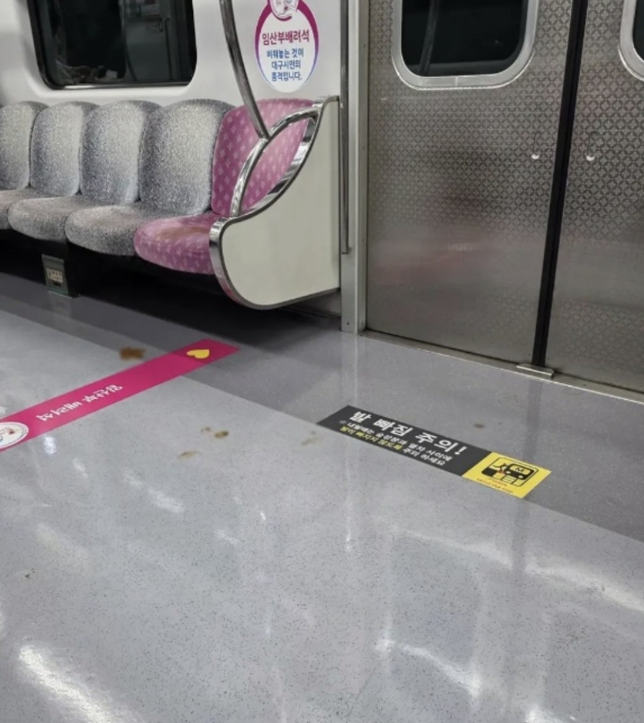 대구 지하철 2호선 열차에서 대변이 좌석과 바닥에 방치된 사건이 발생했다. 사진이 온라인에 퍼지며 위생 문제와 책임 논란이 확산되고 있다. 뉴시스