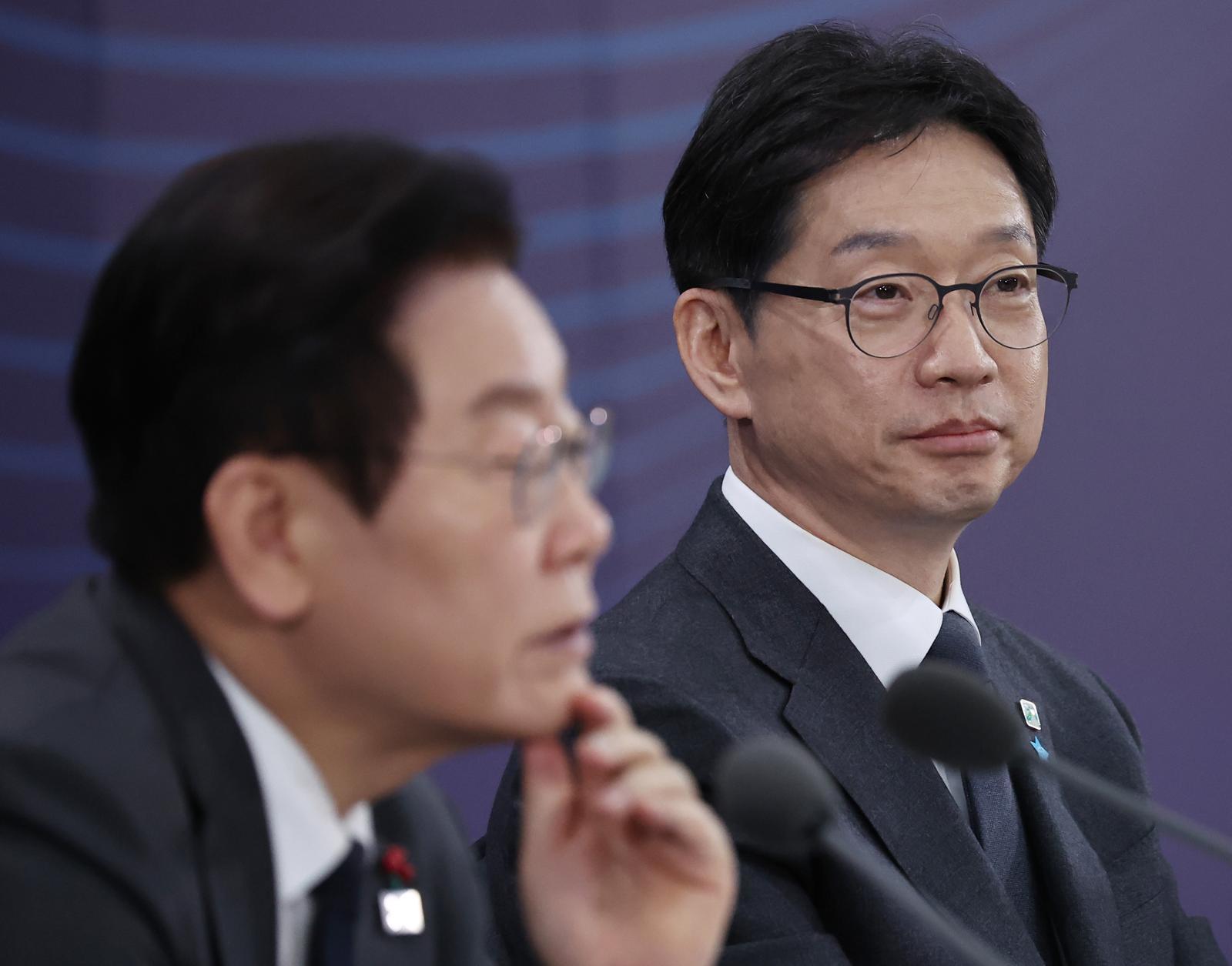 김경수 지방시대위원회 위원장이 5일 충남 천안시 한국기술교육대학교에서 열린 ‘충남의 마음을 듣다’ 타운홀미팅에서 참석자 발언을 듣고 있다. (대통령실통신사진기자단) 2025.12.05. [천안=뉴시스]