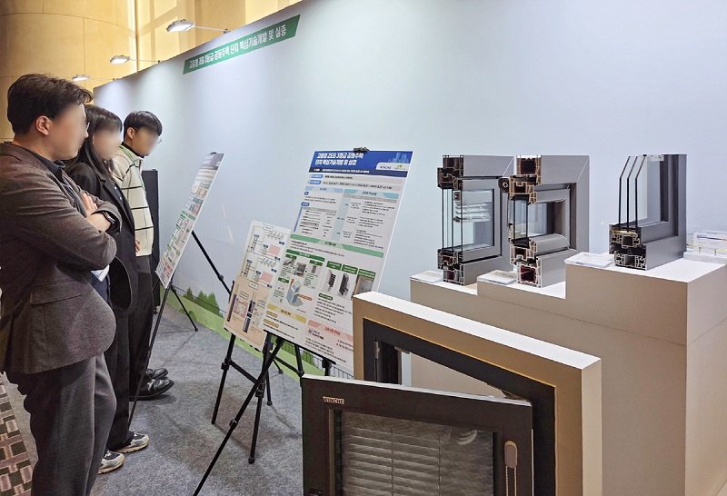 제15회 녹색건축 한마당에서 정책과제인 ‘고층형 ZEB 3등급 공동주택 단지 핵심기술개발 및 실증’사업에 적용되는 윈체의 창호를 관람중인 참관객들. 사진제공=윈체