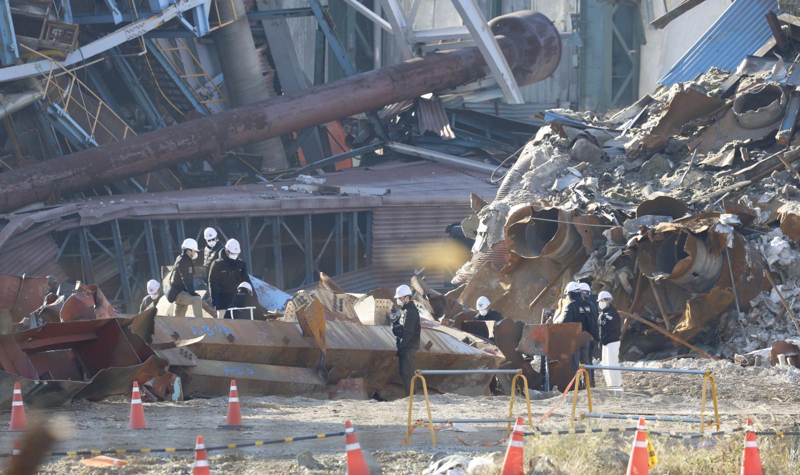 18일 오후 울산 남구 용잠동 한국동서발전 울산화력발전소 대형 구조물 붕괴현장에서 경찰, 국과수, 고용노동부, 산업안전보건공단이 합동 현장감식을 진행하고 있다.2025.11.18 [울산=뉴시스]