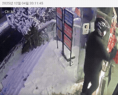 CCTV 영상. 폭설이 내리던 날 피자를 기다리며 가게 앞 눈을 쓸고 있는 배달 기사의 모습이 담겼다. 스레드 갈무리