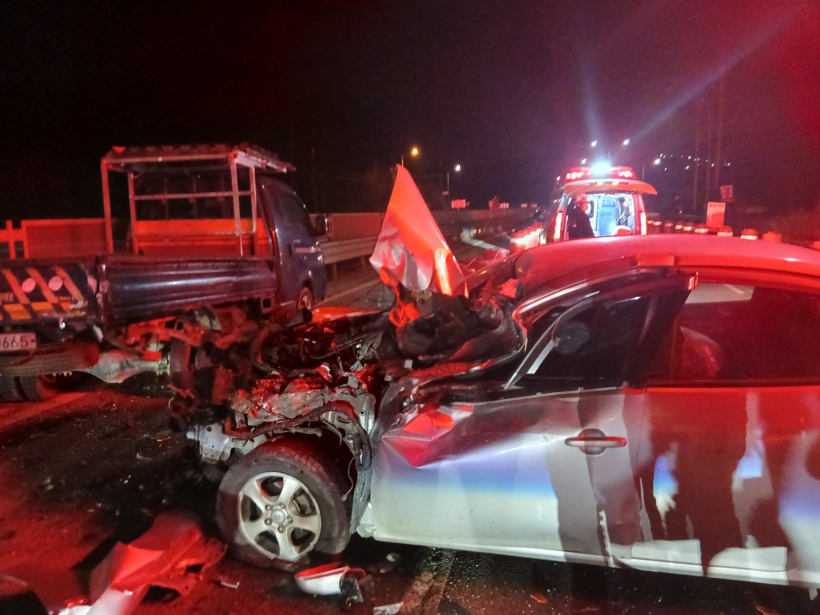 8일 오전 5시 49분쯤 충북 청주시 청원구 오창읍 한 도로에서 발생한 사고 현장.(청주동부소방서 제공)