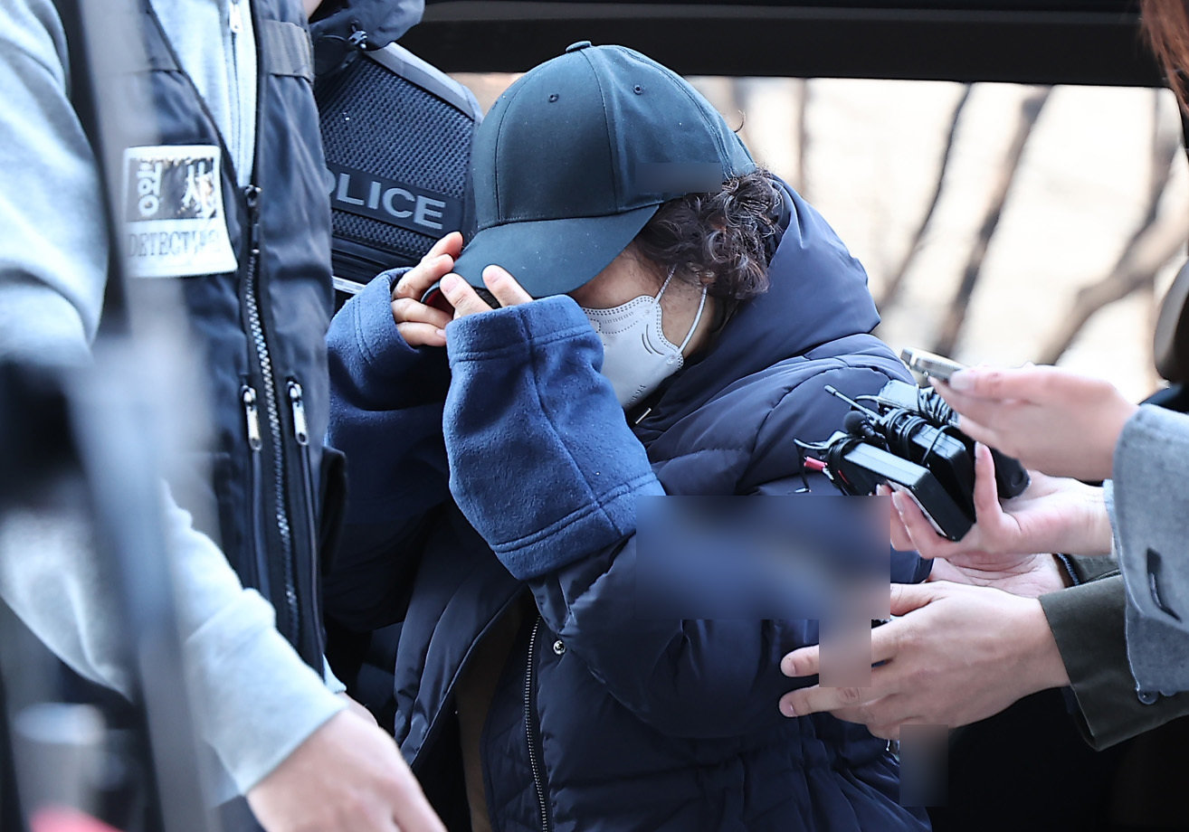 부부싸움 끝에 남편을 살해한 60대 여성 유 모씨가 8일 서울 양천구 서울남부지방법원에서 열린 구속 전 피의자 심문(영장실질심사)에 출석하고 있다.  유 씨는 전날 오후 3시께 강서구 등촌동 자택에서 60대 남편을 살해한 혐의로 체포됐다. 유 씨는 부부 싸움 끝에 범행을 저지른 것으로 전해졌다. 2025.12.8/뉴스1