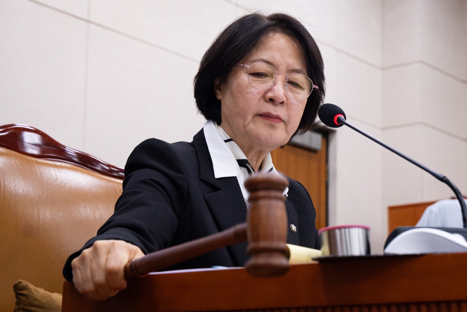 추미애 국회 법제사법위원장이 지난 3일 서울 여의도 국회에서 열린 제429회 국회(정기회) 법제사법위원회 제16차 전체회의에서 의사봉을 두드리고 있다. 2025.12.3/뉴스1 ⓒ News1