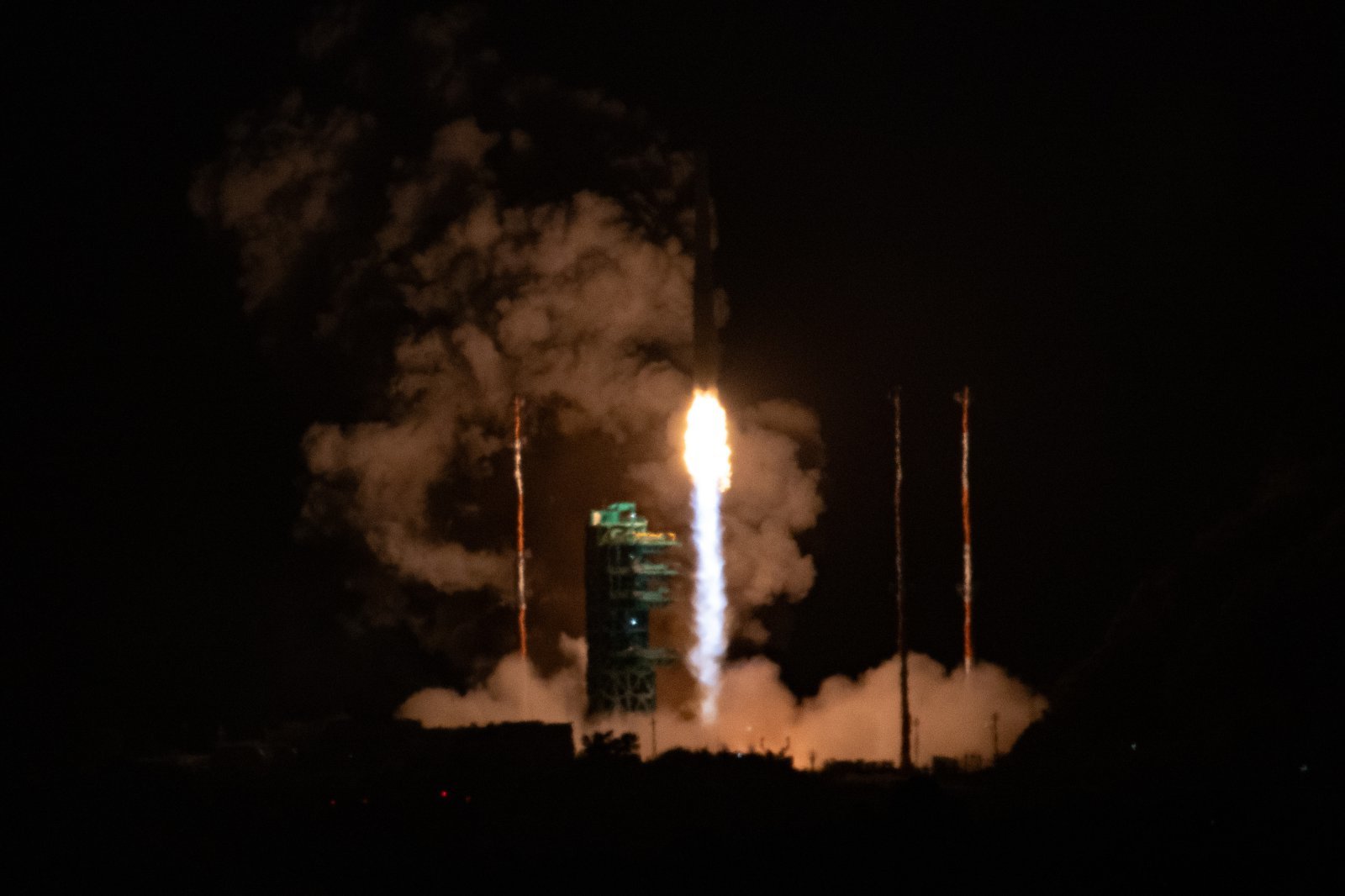 한국형 발사체 누리호가 27일 새벽 전남 고흥군 나로우주센터에서 발사되고 있다.   민간 기업인 한화에어로스페이스가 기술 이전을 통해 발사체 제작 전 과정을 주관한 누리호 4호기는 오로라·대기광 관측과 우주 자기장·플라스마 측정 등을 위한 위성 13기가 탑재됐다. 2025.11.27. [여수=뉴시스]