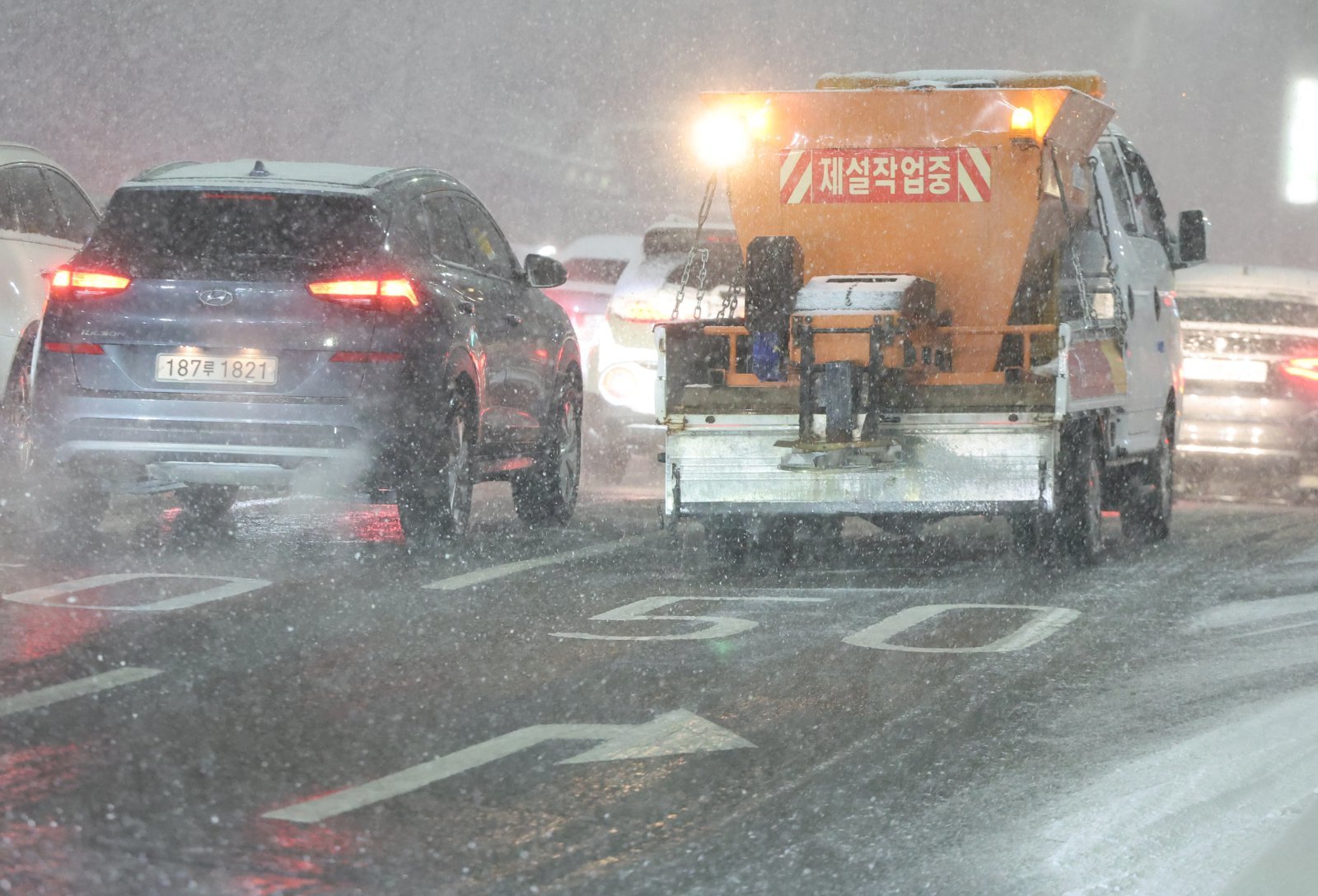 서울·인천·경기·강원 대설주의보가 발효된 4일 오후 서울 중구 거리에서 제설작업 차량이 이동하고 있다. 2025.12.04. [서울=뉴시스]