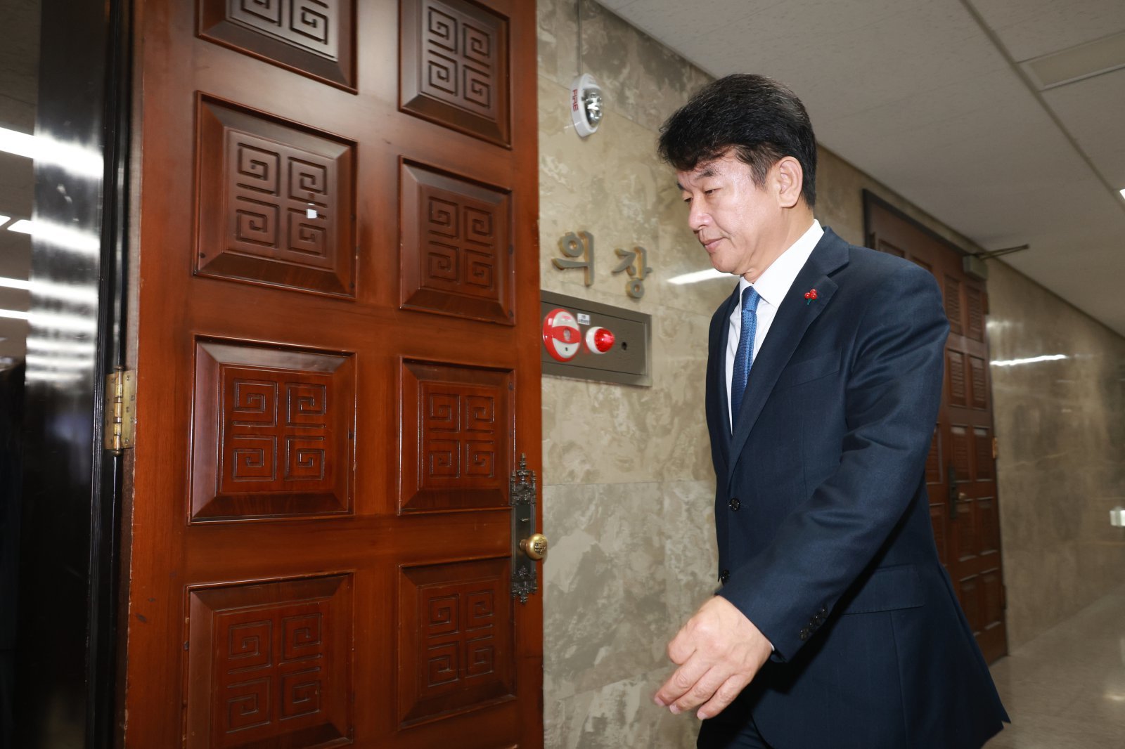 문진석 더불어민주당 원내운영수석부대표가 8일 서울 여의도 국회에서 열린 의원총회에 참석하고 있다. 2025.12.08 뉴시스