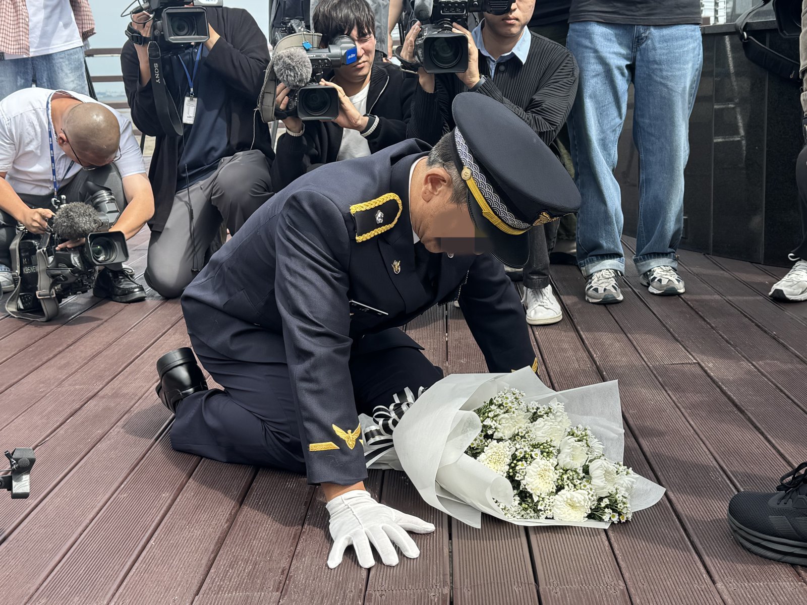‘이재석 경사 순직 사건’ 담당 팀장 A 경위가 이 경사의 유족 앞에서 무릎을 꿇고 있다.2025.9.22/뉴스1