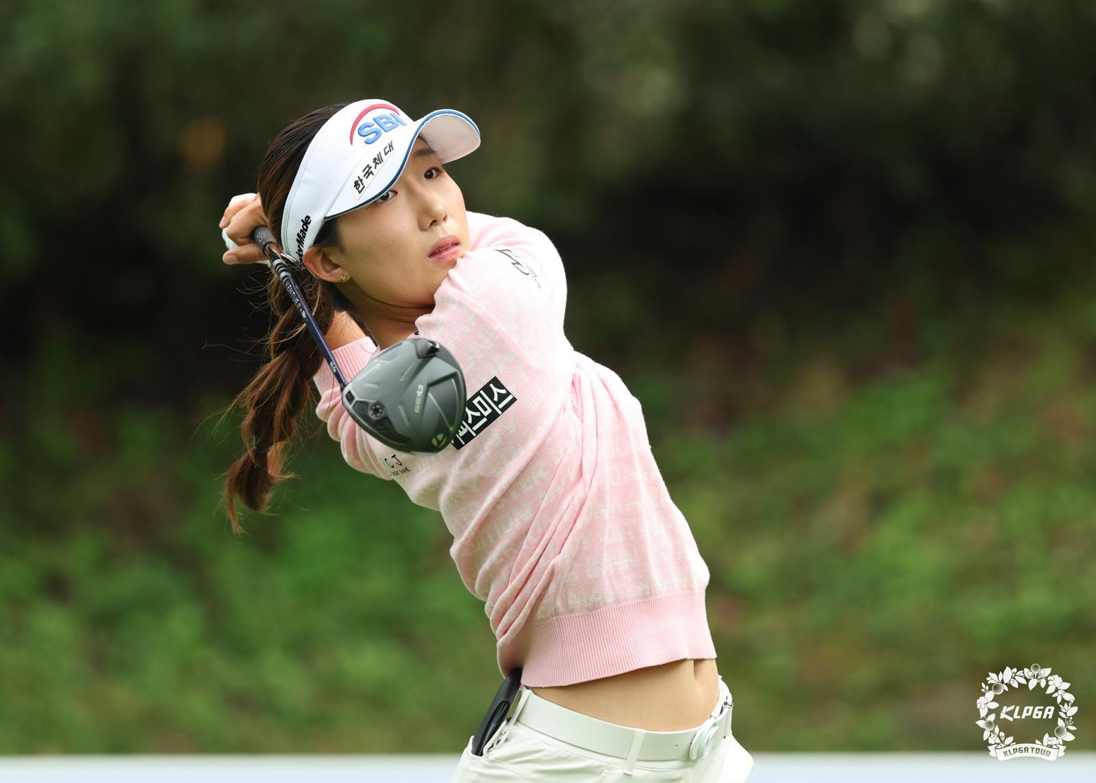 미국여자프로골프(LPGA)투어 퀄리파잉(Q) 시리즈 파이널 스테이지가 72홀로 축소됐다. 8일 현재 3라운드 중간합계 8언더파 공동 4위를 달리고 있는 이동은은 ‘풀시드’를 얻을 기회를 잡았다. 사진은 올 시즌 한국여자프로골프(KLPGA)투어에서 샷을 하는 이동은의 모습. KLPGA 제공