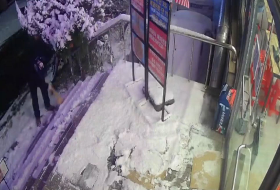 작성자 A씨가 SNS에 공개한 CCTV 화면