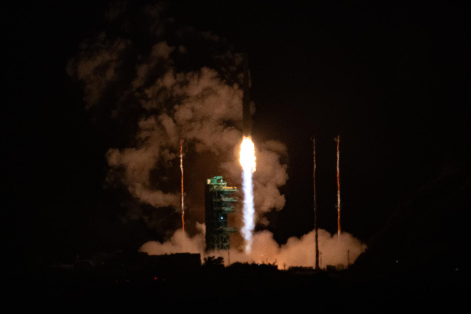 한국형 발사체 누리호가 27일 새벽 전남 고흥군 나로우주센터에서 발사되고 있다.   민간 기업인 한화에어로스페이스가 기술 이전을 통해 발사체 제작 전 과정을 주관한 누리호 4호기는 오로라·대기광 관측과 우주 자기장·플라스마 측정 등을 위한 위성 13기가 탑재됐다. 2025.11.27 뉴시스