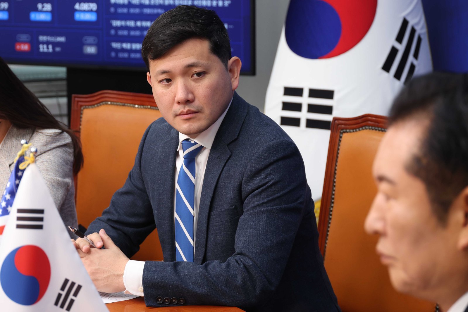 케빈 김 주한미국대사대리가 2일 오전 서울 여의도 국회에서 정청래 더불어민주당 대표를 예방하고 정 대표의 발언을 경청하고 있다.  2025.12.02. 서울=뉴시스