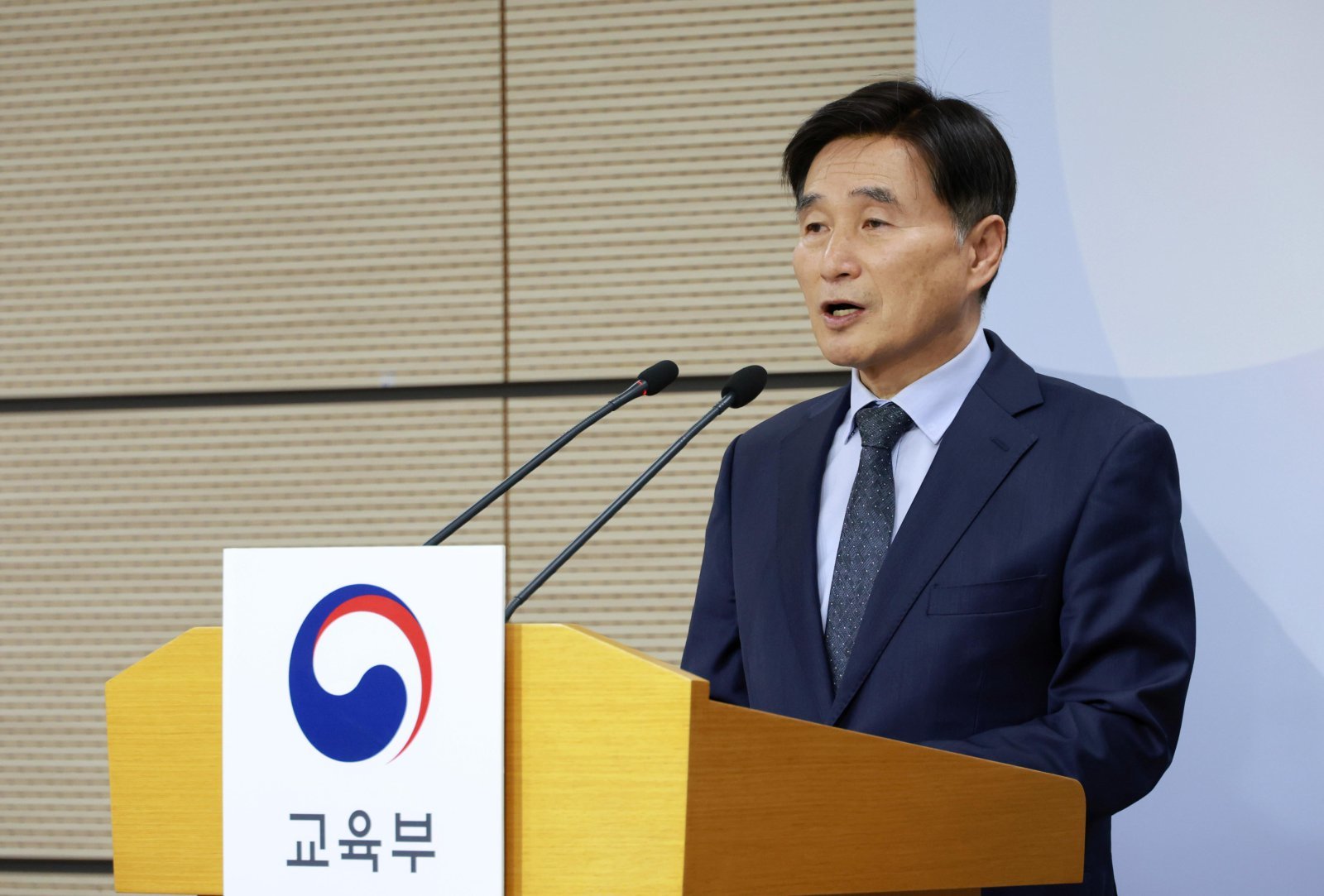 오승걸 한국교육과정평가원장이 4일 세종시 정부세종청사 교육부 브리핑실에서 2026학년도 대학수학능력시험 채점 결과를 발표한 뒤 기자들 질문에 답하고 있다. (사진=교육부 제공) 2025.12.04 [서울=뉴시스]