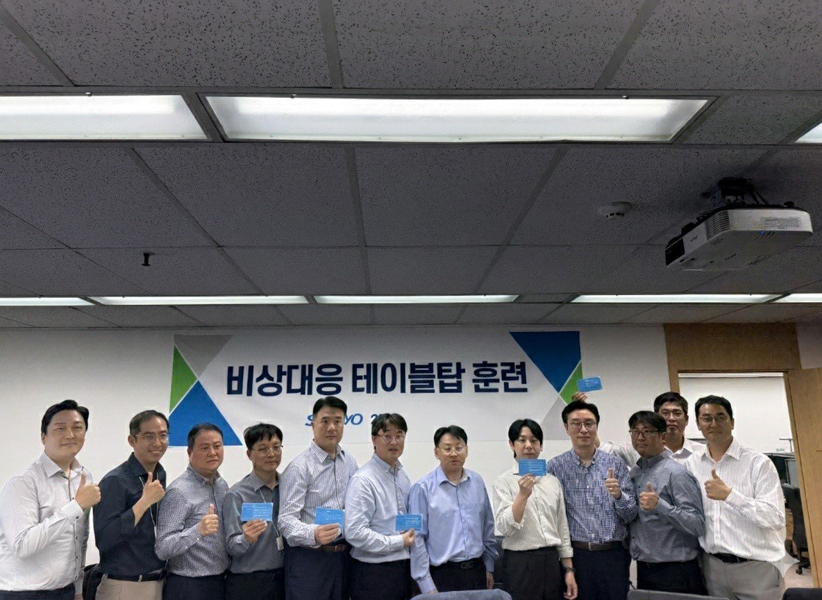 삼표그룹이 5일 서울 종로구 본사에서 ‘비상상황 대응 테이블탑 훈련’을 실시한 뒤 관계자들이 기념 촬영을 하고있다. 삼표그룹