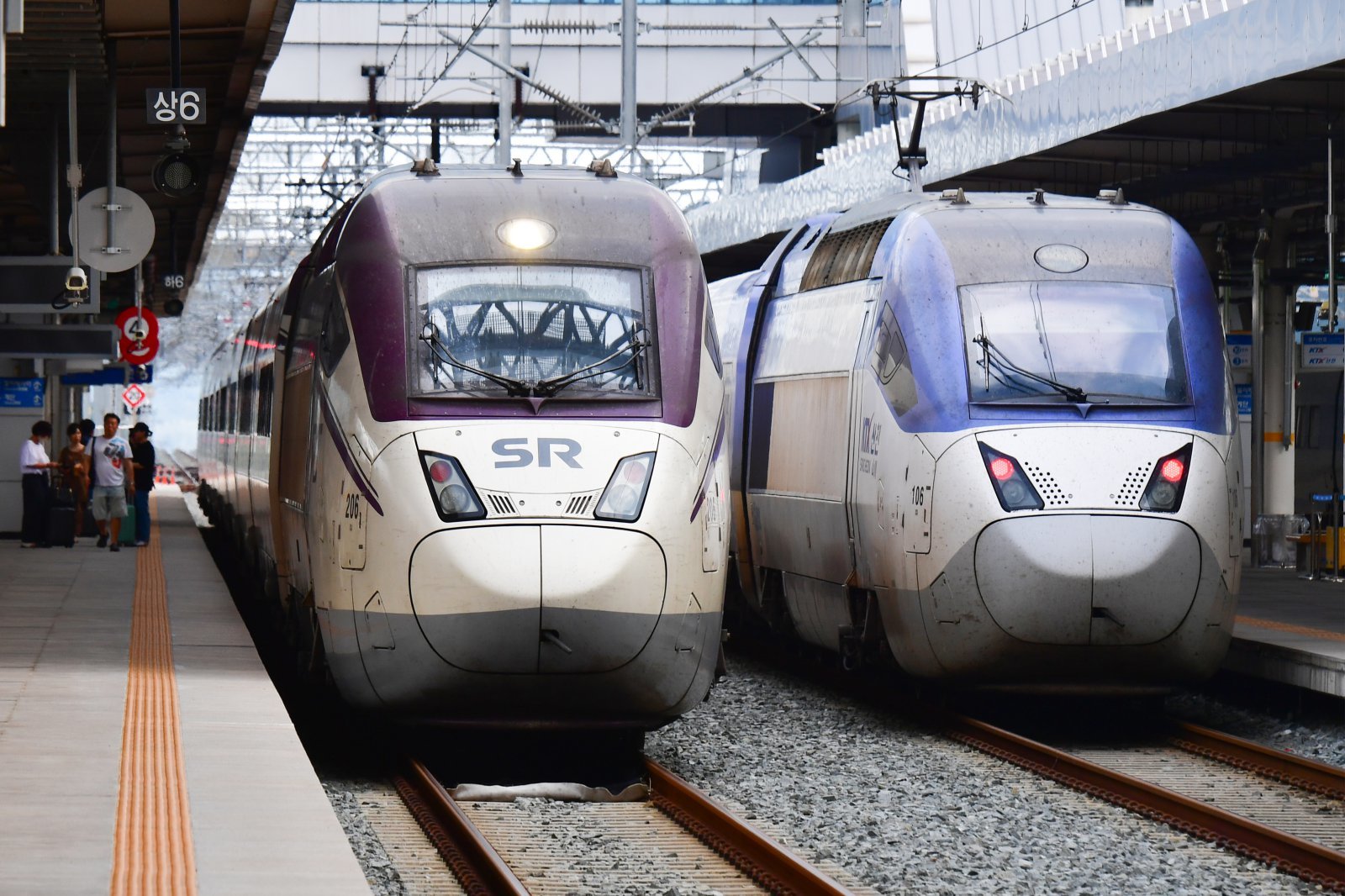 경북 포항역 플랫폼에 수서행 SRT고속열차와 KTX고속열차가 출발을 기다리고 있다. (자료사진) /뉴스1 ⓒ News1