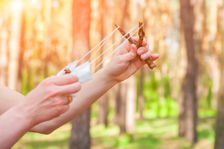 대구 동구에서 50대 남성이 자택에서 공원에 있던 중학생들에게 새총으로 바둑알을 쏘는 사건이 발생했다. 다행히 인명 피해는 없었으며, 경찰은 정확한 경위를 조사하고 있다. 게티이미지뱅크