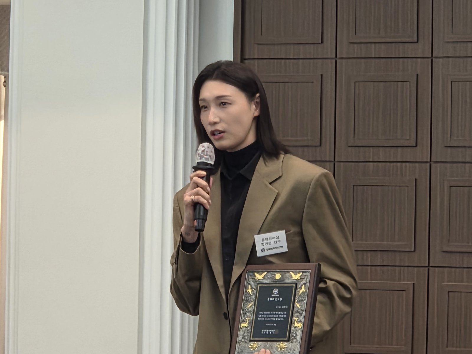 8일 서울 중구 프레스센터에서 열린 ‘2025 한국체육기자연맹 시상식’에서 ‘올해의 선수상’을 수상한 김연경이 소감을 말하고 있다. 뉴스1