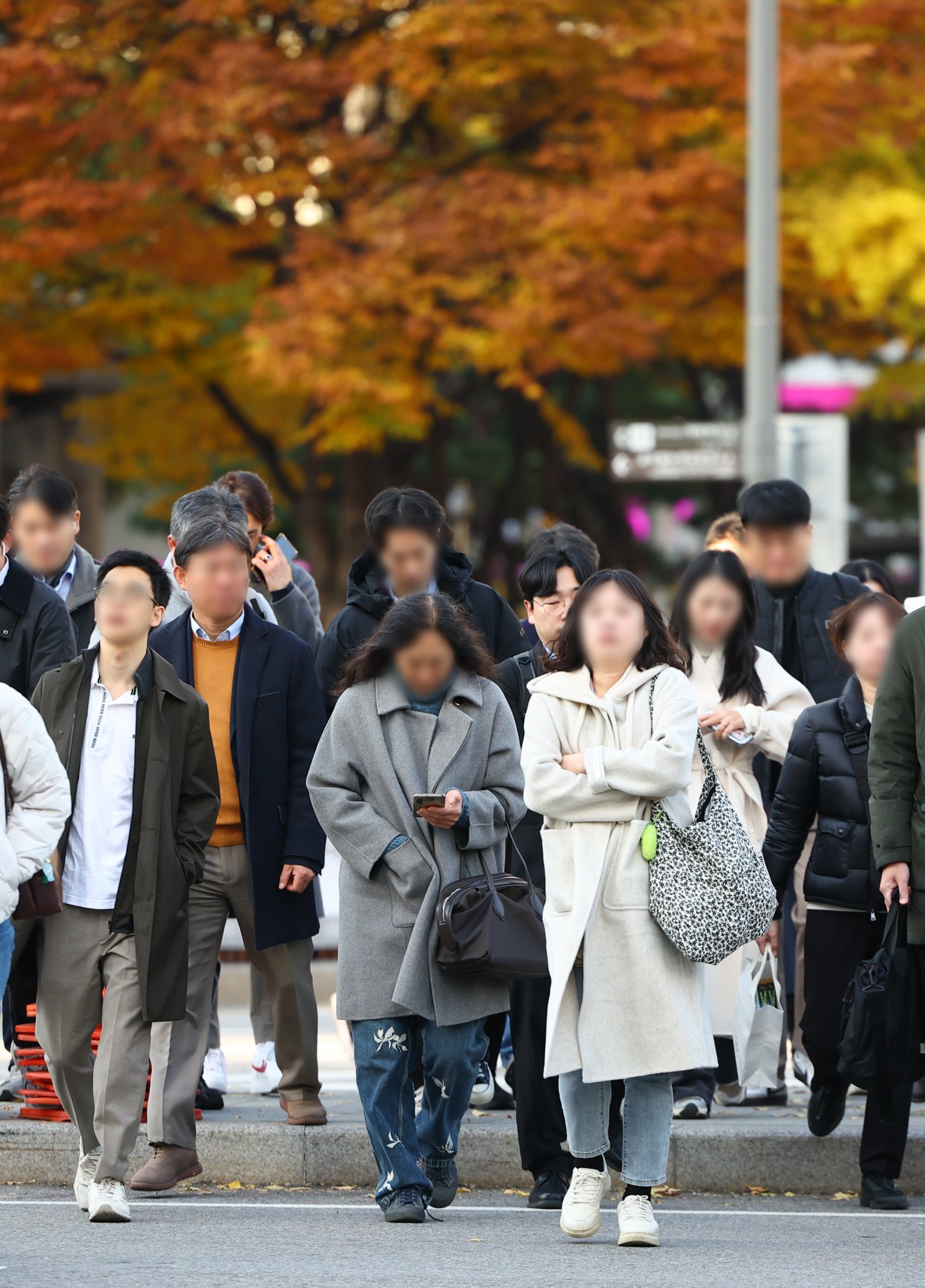 북쪽에서 몰려온 찬 공기 영향으로 아침 기온이 4~7도가량 떨어진 11일 오전 서울 종로구 세종대로 사거리에서 두꺼운 외투를 입은 시민들이 발걸음을 재촉하고 있다. 2025.11.11 [서울=뉴시스]