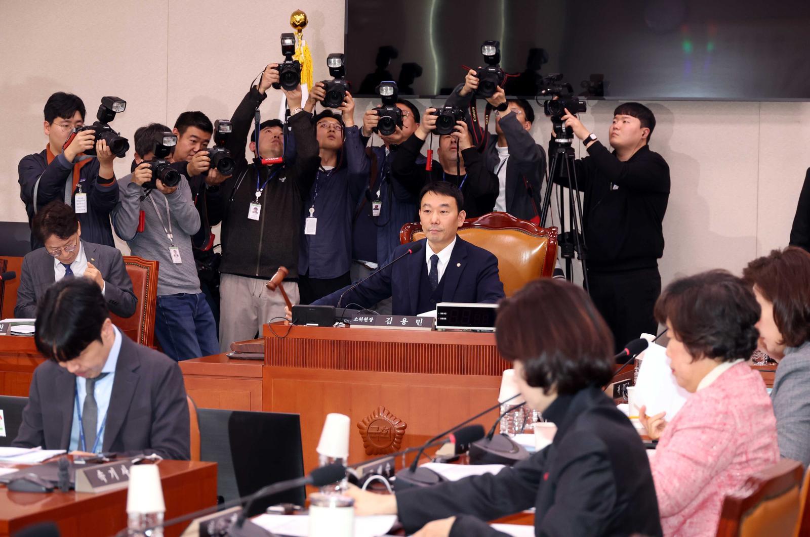 김용민 국회 법사위 법안심사제1소위원장이 8일 오후 서울 여의도 국회에서 열린 법제사법위원회 법안심사제1소위원회에서 의사봉을 두드리고 있다.2025.12.08. 뉴시스
