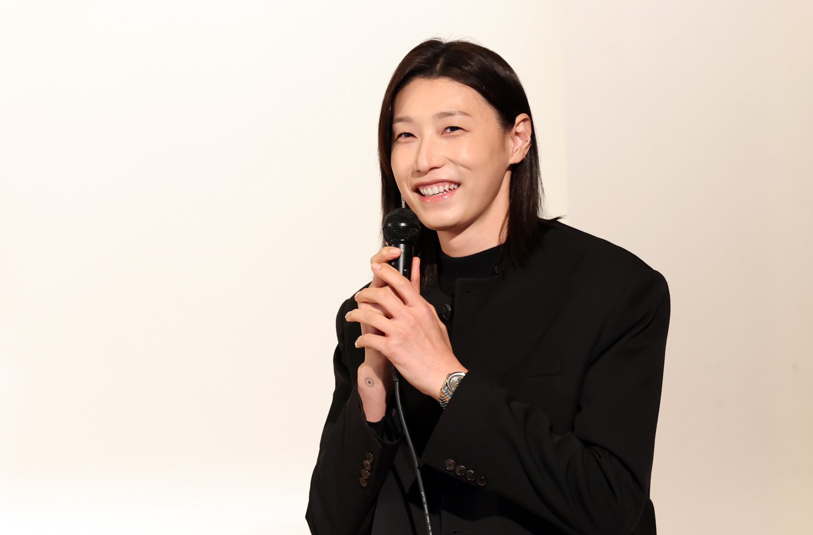 2025 세계도핑방지기구(WADA) 총회 홍보대사이자 한국도핑방지위원회(KADA) 선수위원인 김연경이 2일 부산 동구 경남여자중학교에서 경남여중·고 배구부 선수들을 대상으로 도핑방지 교육을 하기에 앞서 인사말을 하고 있다. 2025.12.02 뉴시스