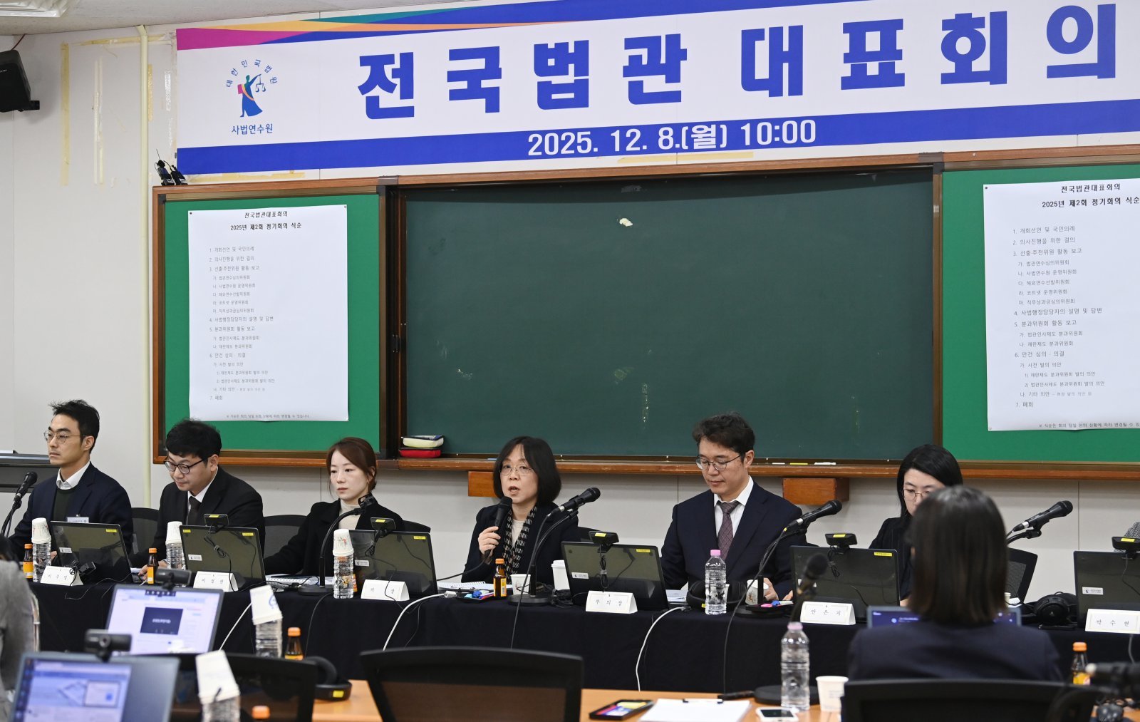 전국법관대표회의 의장인 김예영 서울남부지법 부장판사가 8일 오전 경기 고양시 사법연수원에서 열린 2025년 하반기 전국법관대표회의 정기회의에서 개회 선언을 하고 있다. 전국 각급 법원의 대표 판사들은 이 자리에서 대법관 증원 등 상고심 관련 사법제도 개선과 내란전담 재판부 설치, 법리를 왜곡한 판·검사를 처벌하는 ‘법왜곡죄’ 도입 등 여당발 사법개혁안을 논의한다. 2025.12.8. 공동취재