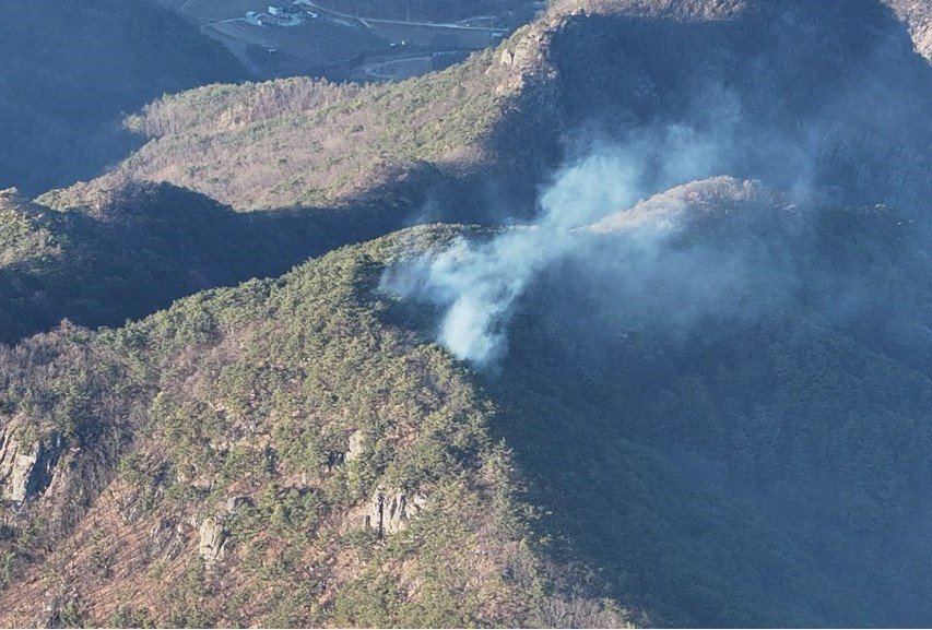 청송 성불사 인근서 산불 발생…헬기 3대 투입 진화 중