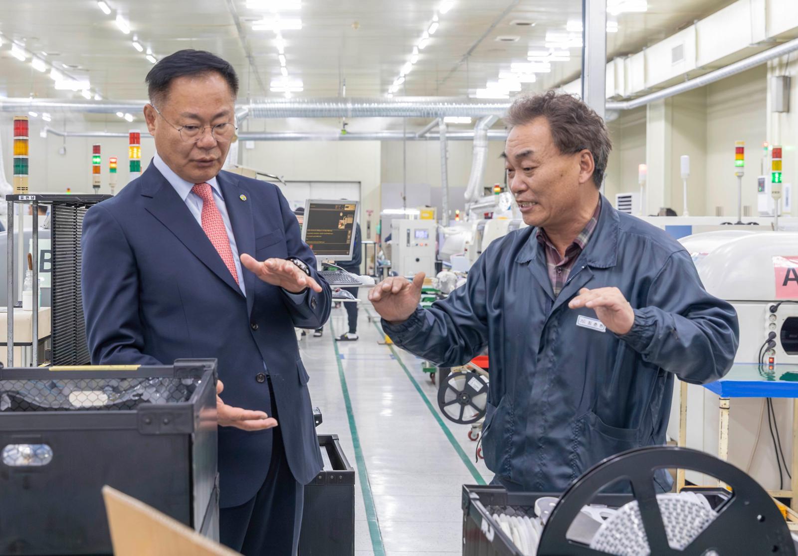 김재욱 칠곡군수(왼쪽)가 최근 경북 칠곡군의 한 기업체를 찾아 업체 관계자로부터 애로 사항 등을 듣고 있다. 칠곡군 제공