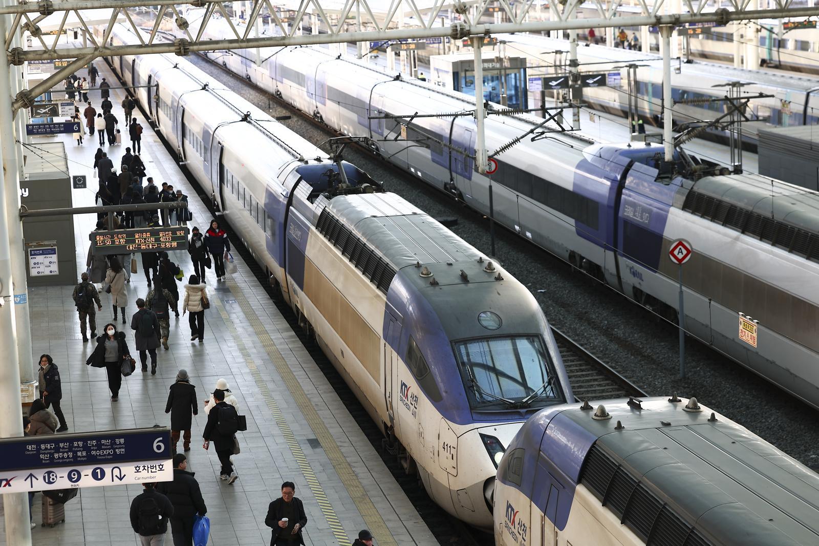 8일 서울역 승강장에서 승객들이 KTX를 타기 위해 이동하고 있다.   국토교통부는 이원화된 고속철도 통합 로드맵‘을 발표했다. 수서역 SRT의 좌석 부족 문제를 해결하기 위해 서비스 통합해 내년 3월부터 서울발 KTX와 수서발 SRT 교차 운행을 추진하기로 했다. 현재 20량, 955석 규모로 SRT보다 좌석수가 많은 KTX-1 차량을 수서역에 투입해 운행하고, SRT 열차도 서울역 출발을 하는 등 기·종점 구분없이 교차 투입하는 방식이다. 2025.12.08. 서울=뉴시스