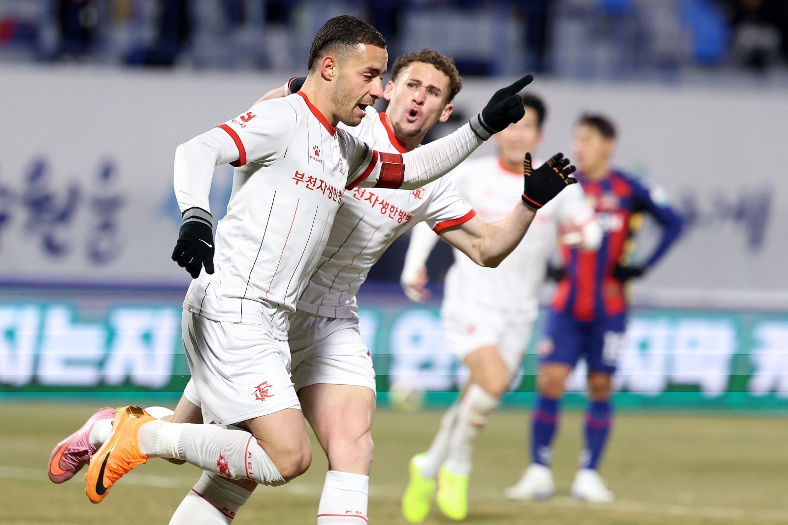 8일 오후 수원 장안구 수원종합운동장에서 열린 K리그1 수원FC와 K리그2 부천FC의 승강 플레이오프(PO) 2차전 경기 전반전, 부천 바사니가 선제 골을 넣은 후 기뻐하고 있다. 2025.12.08. 수원=뉴시스