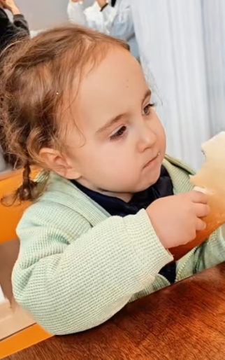 중국 장쑤성에 거주하는 양 씨 부부의 딸. 더우인 갈무리