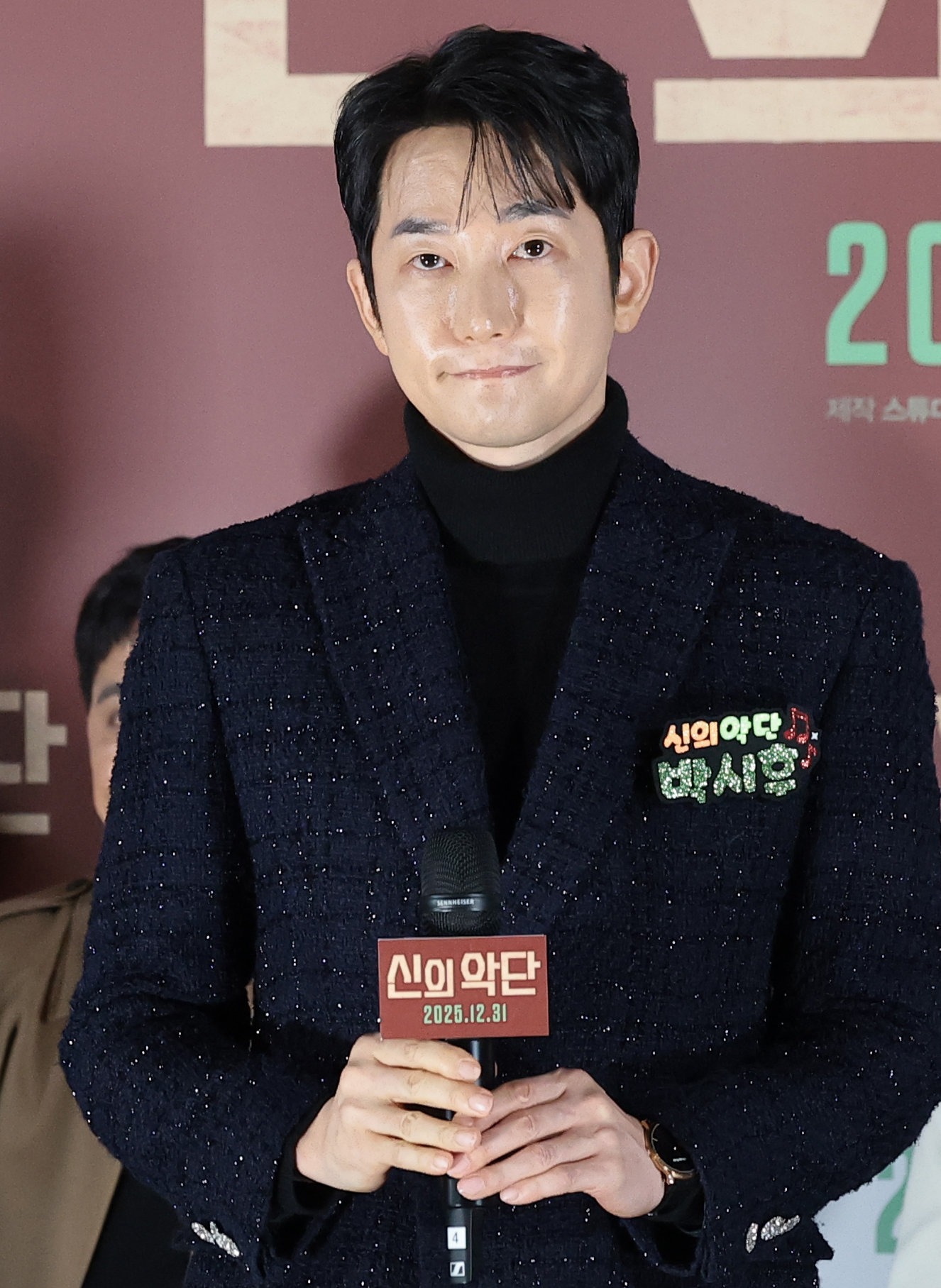 배우 박시후가 8일 오전 서울 용산구 용산아이파크몰 CGV에서 열린 영화 ‘신의악단’(감독 김형협) 제작보고회에 참석해 최근 불거진 ‘가정파탄’ 의혹에 대해 법적 절차를 밟고 있다고 얘기하고 있다. 2025.12.8 뉴스1