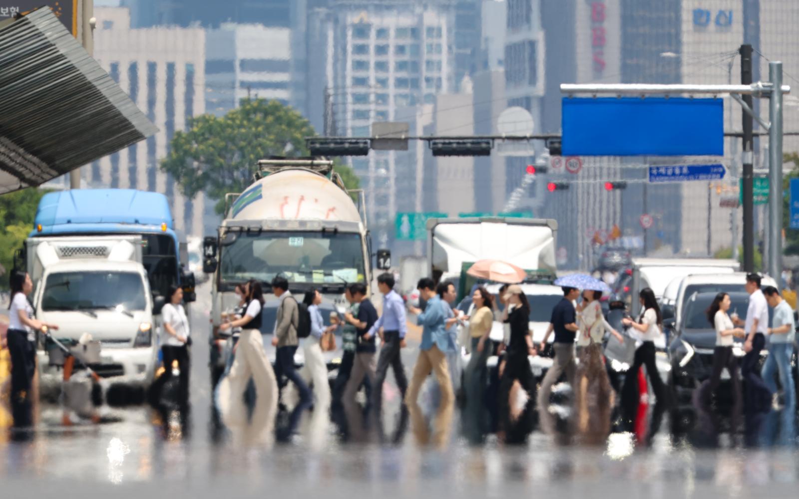한낮 기온이 30도를 넘는 무더운 날씨를 보인 9일 오후 서울 영등포구 여의대로에 아지랑이가 피어오르고 있다. 2025.06.09 뉴시스