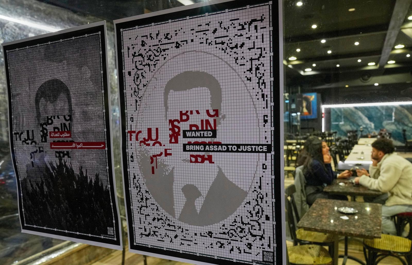 “아사드에 정의의 심판을”
바샤르 알 아사드 전 시리아 대통령이 독재자로 군림하던 시절의 범죄를 단죄하기 위한 국제사회의 특별재판소 설립을 요구하는 포스터가 7일 시리아 수도 다마스쿠스의 한 카페에 붙어 있다. 아사드 전 대통령은 지난해 12월 8일 14년간 이어진 내전 끝에 반군에 패했고, 러시아로 망명했다. 다마스쿠스=AP 뉴시스