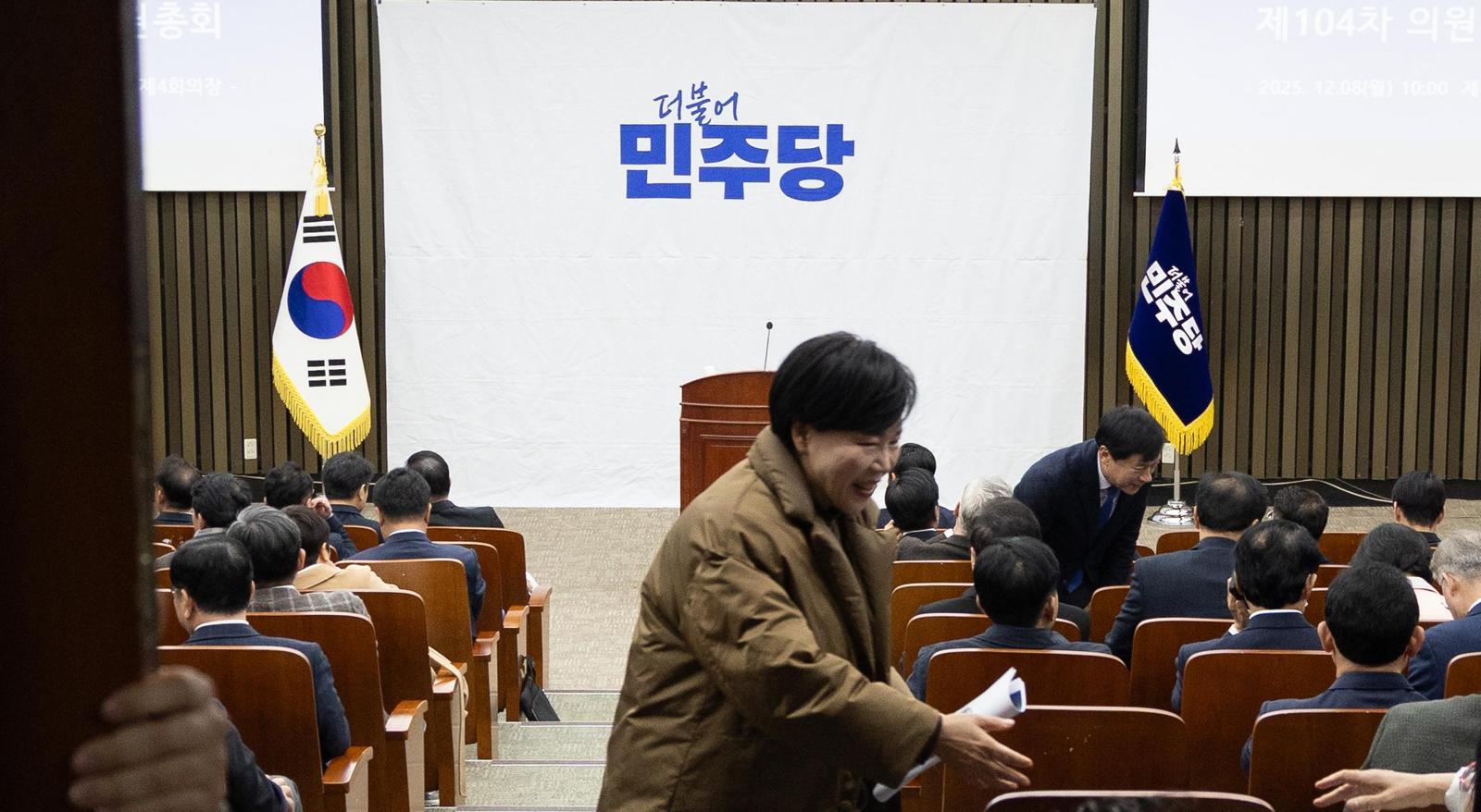 민주당 비공개 의총
더불어민주당 의원들이 8일 서울 여의도 국회에서 열린 비공개 의원총회에 참석하고 있다. 김현정 원내대변인은 의총 후 기자들과 만나 법왜곡죄 등 사법개혁안과 내란전담재판부 설치법에 대해 “전문가 자문이라든지 각계각층의 의견을 더 수렴해 다음 의총에서 더 내용을 논의하고 결정하기로 했다”고 밝혔다. 맨 앞은 전현희 의원. 뉴스1