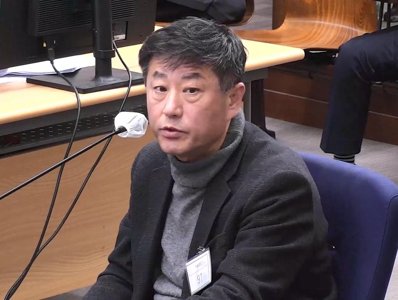 8일 윤석열 전 대통령의 내란 우두머리 혐의 재판에 노상원 전 국군정보사령관이 증인으로 출석해 특검 쪽을 바라보며 증언하고 있다. 이날 노 전 사령관은 사실상 모든 질문에 진술을 거부했다. 공판 중계 화면 캡처