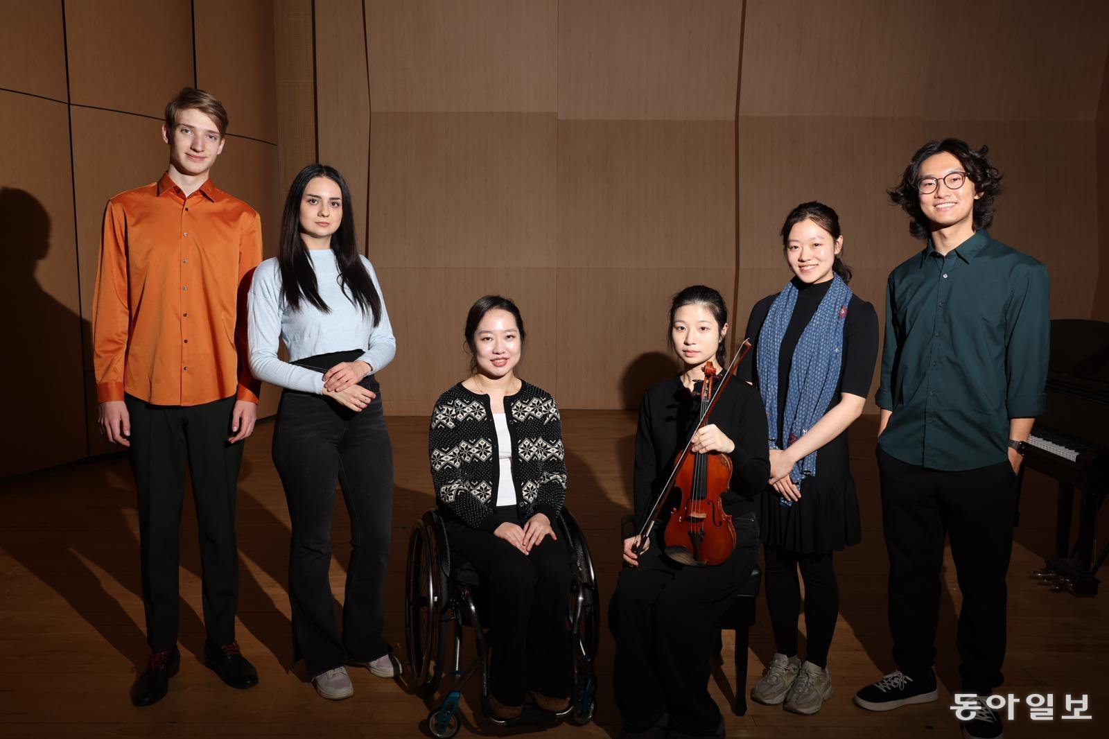 LG와 함께하는 제20회 서울국제음악콩쿠르(바이올린 부문) 결선에 오른 연주자들. 왼쪽부터 올렉시 티셴코(우크라이나)와 릴리아 포치타리(몰도바), 임현재(한국), 윤해원(한국), 이예송(미국), 제이슨 문(미국). 전영한 기자 scoopjyh@donga.com