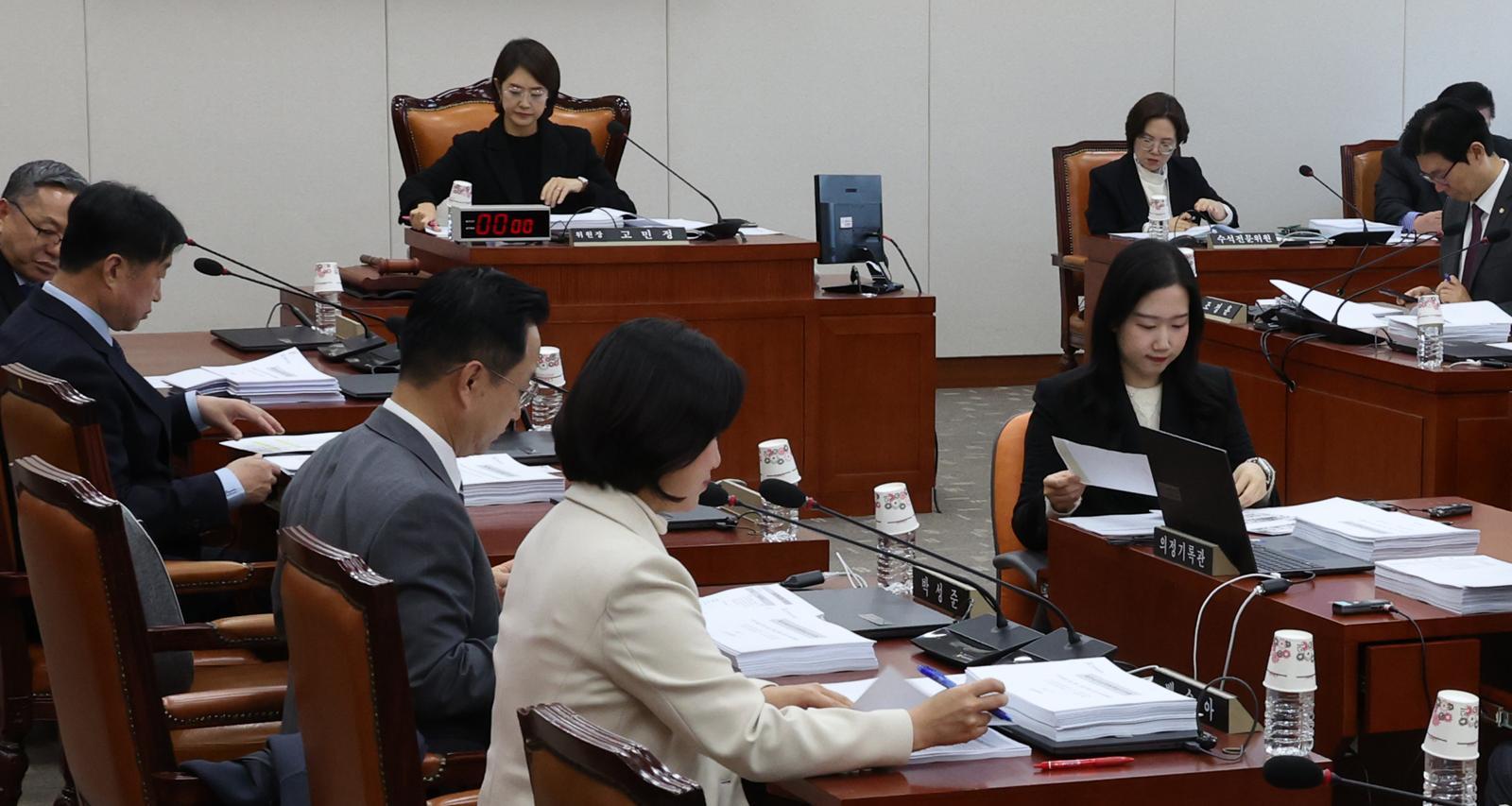 고민정 국회 교육위원회 소위원장이 8일 오후 서울 여의도 국회에서 열린 교육위원회 소위원회 전체회의를 주재하고 있다. 2025.12.08 서울=뉴시스
