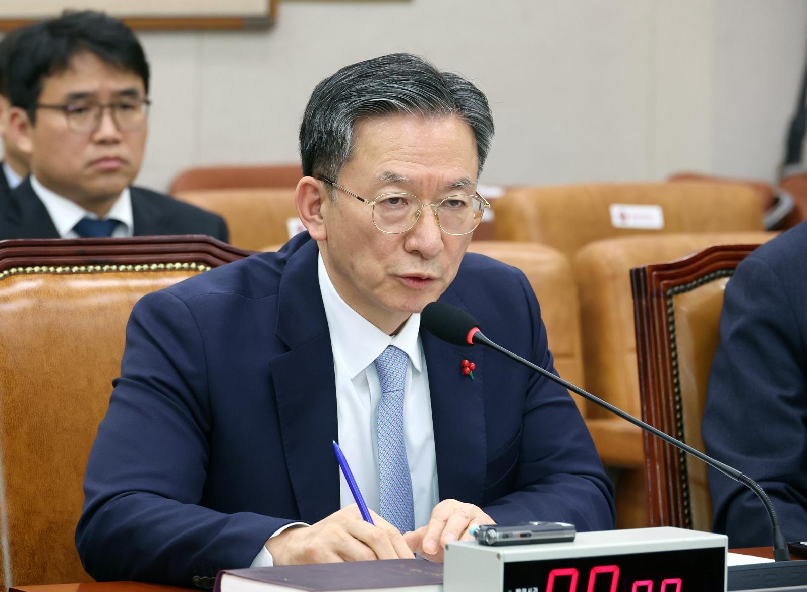 정성호 법무부 장관이 3일 서울 여의도 국회에서 열린 법제사법위원회 전체회의에서 의원 질의에 답변을 하고 있다. 2025.12.03 서울=뉴시스