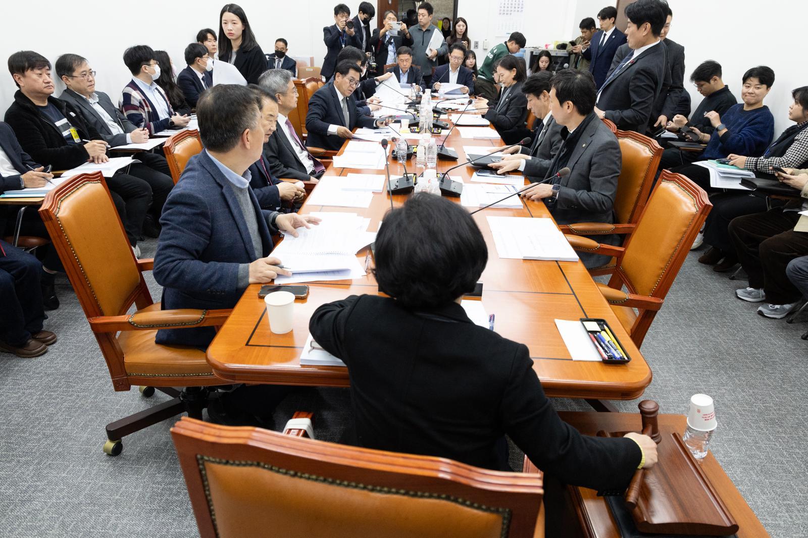 8일 서울 여의도 국회에서 열린 제429회국회(정기회) 과학기술정보방송통신위원회 제5차 정보통신방송법안심사소위원회에서 김현 소위원장이 회의를 주재하고 있다. 2025.12.8 뉴스1