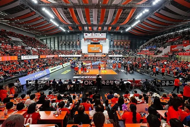 부산 강서체육관을 가득 채운 프로배구 팬. OK저축은행 제공