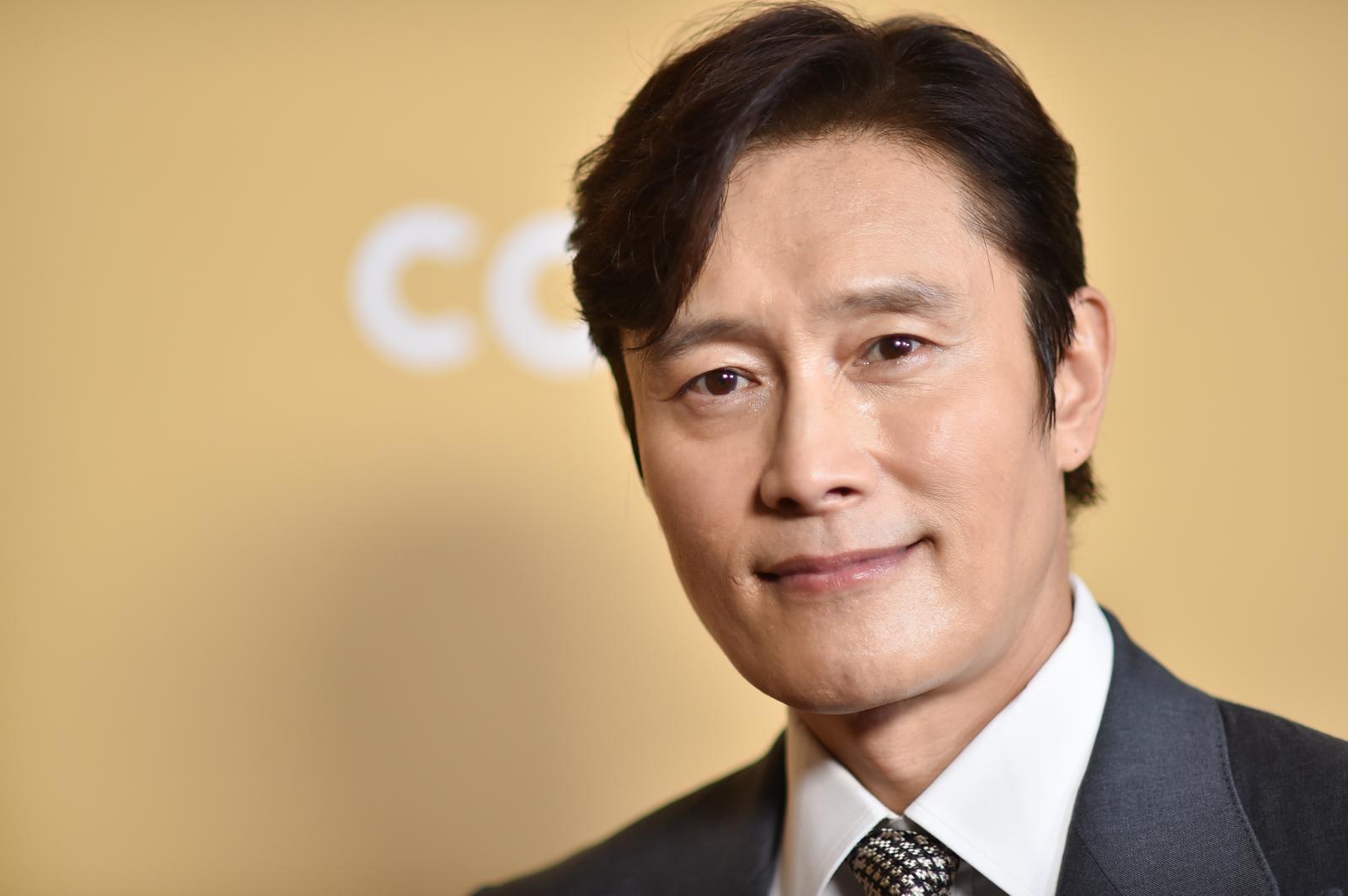 배우 이병헌이 7일(현지 시간) 미 캘리포니아주 로스앤젤레스에서 열린 ‘코리안 아메리칸 영화인 리더 그룹‘(KALH) 시상식에 참석해 포토타임을 갖고 있다. KALH 시상식은 세계 영화계에서 탁월한 성과를 이룬 한국·한국계 창작자들을 조명하기 위해 올해 처음 마련됐다. 2025.12.08 로스앤젤레스=AP 뉴시스