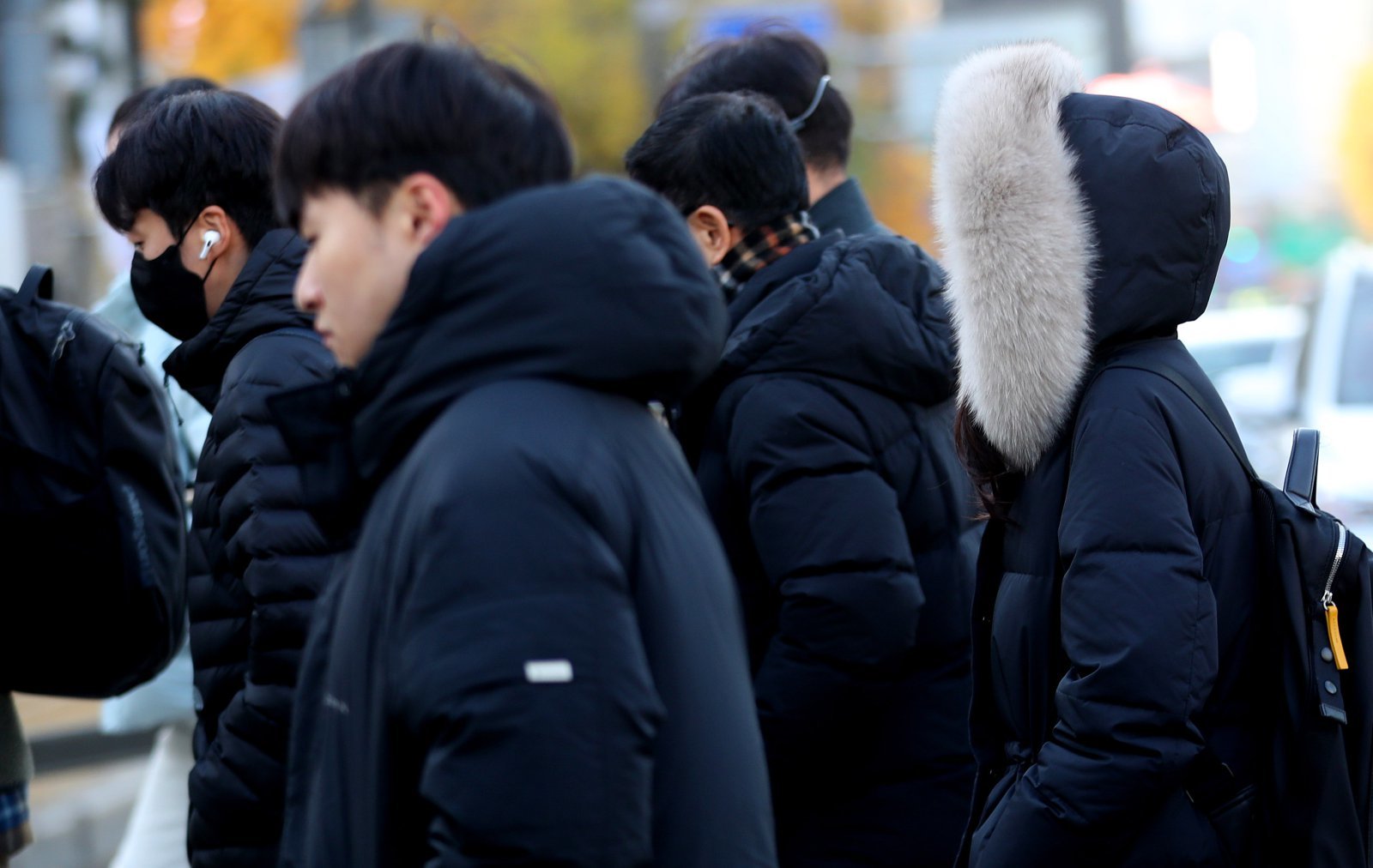 영하권 날씨를 보인 19일 서울 종로구 광화문네거리에서 두꺼운 옷차림을 한 시민들이 이동하고 있다. 2025.11.19 뉴시스